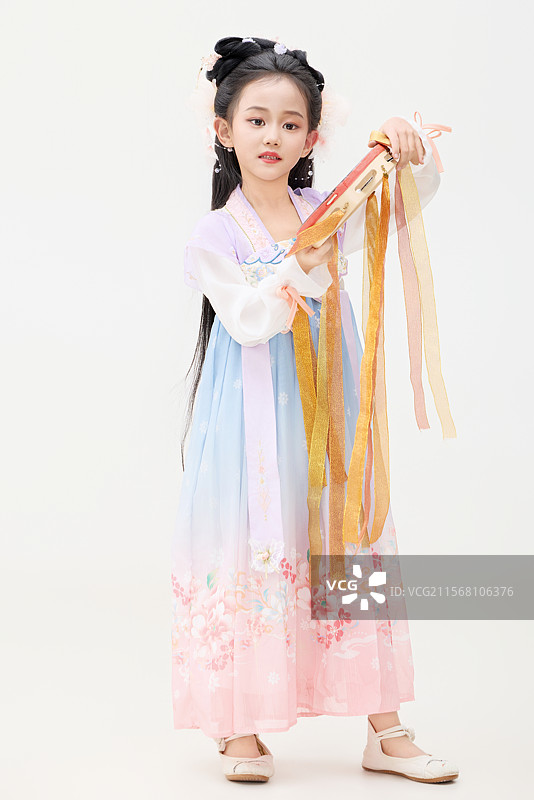 黑色背景下穿著中國明制漢服的中國女童圖片素材