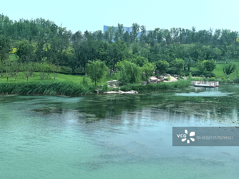 雕梁画柱映湖光，奇石异景瀑布长小桥蜿蜒鸭戏水，古色古香美长廊高山宝塔钟鼓响，楼群广厦小河旁图片素材